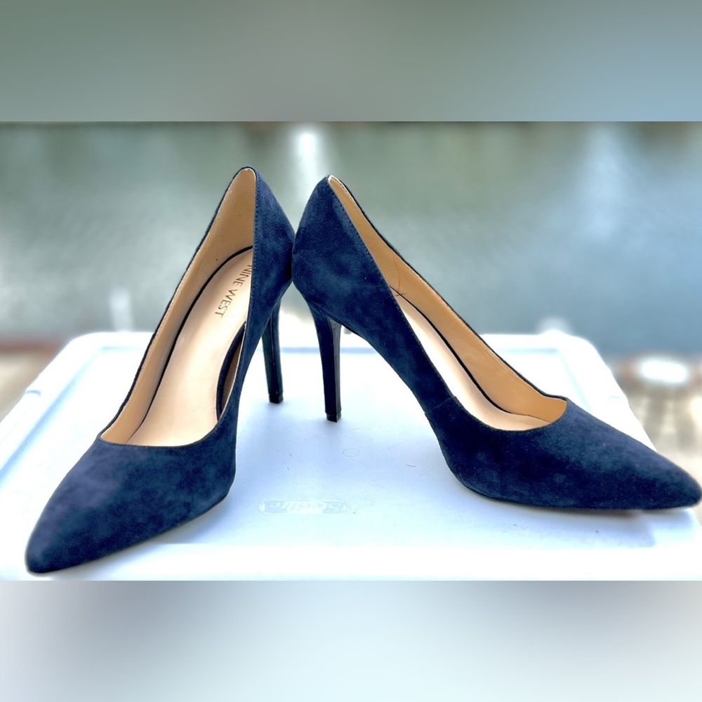 Nine West navy blue suede pump heels